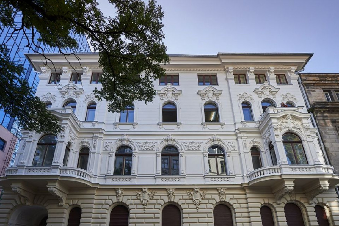 W kamienicy przy ulicy Roosevelta 17 prowadzony jest remont konserwatorski elewacji, prześwitu bramowego, klatek schodowych i podwórza , fot. Radosław Jóźwiak / UMŁ Wypiękniała kolejna kamienica w centrum Łodzi. To perełka rewitalizacji