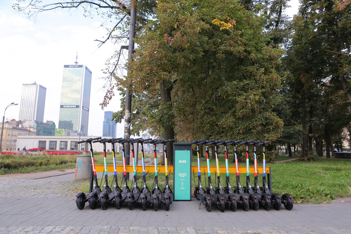 Nowe stacje ładowania hulajnóg w Warszawie. Fot. Mat. prasowe innogy Nowe stacje ładowania hulajnóg w Warszawie