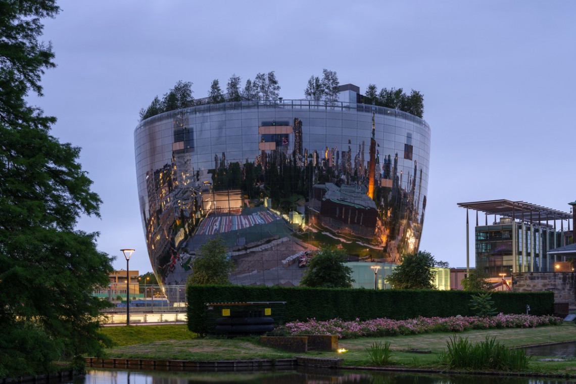 Magazyn sztuki Boijmans Van Beuningen. Fot. Ossip van Duivenbode / Mat. prasowe MVRDV Wyjątkowy projekt MVRDV już z wiechą. Jego dach porasta prawdziwy las