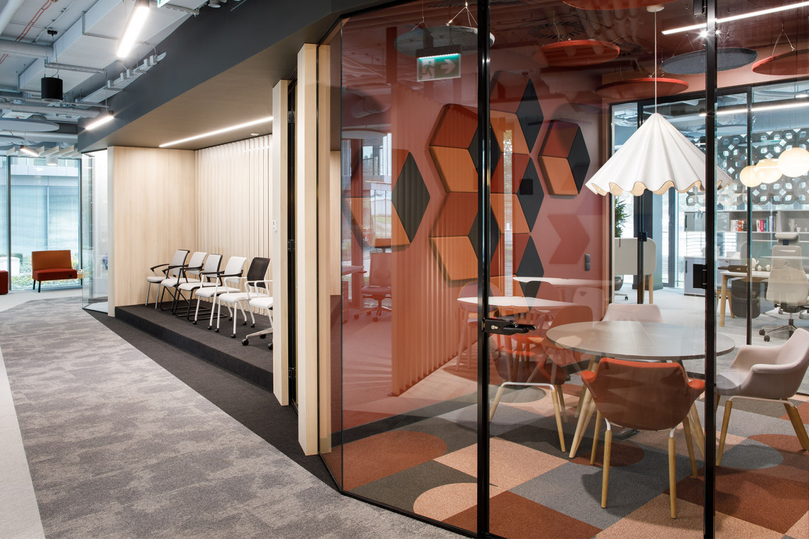 Pikanteria barw i kształtów. Nowy showroom Nowy Styl w Warszawie, fot. mat. prasowe Pikanteria barw i kształtów. Zobacz nowy showroom Nowy Styl w Warszawie