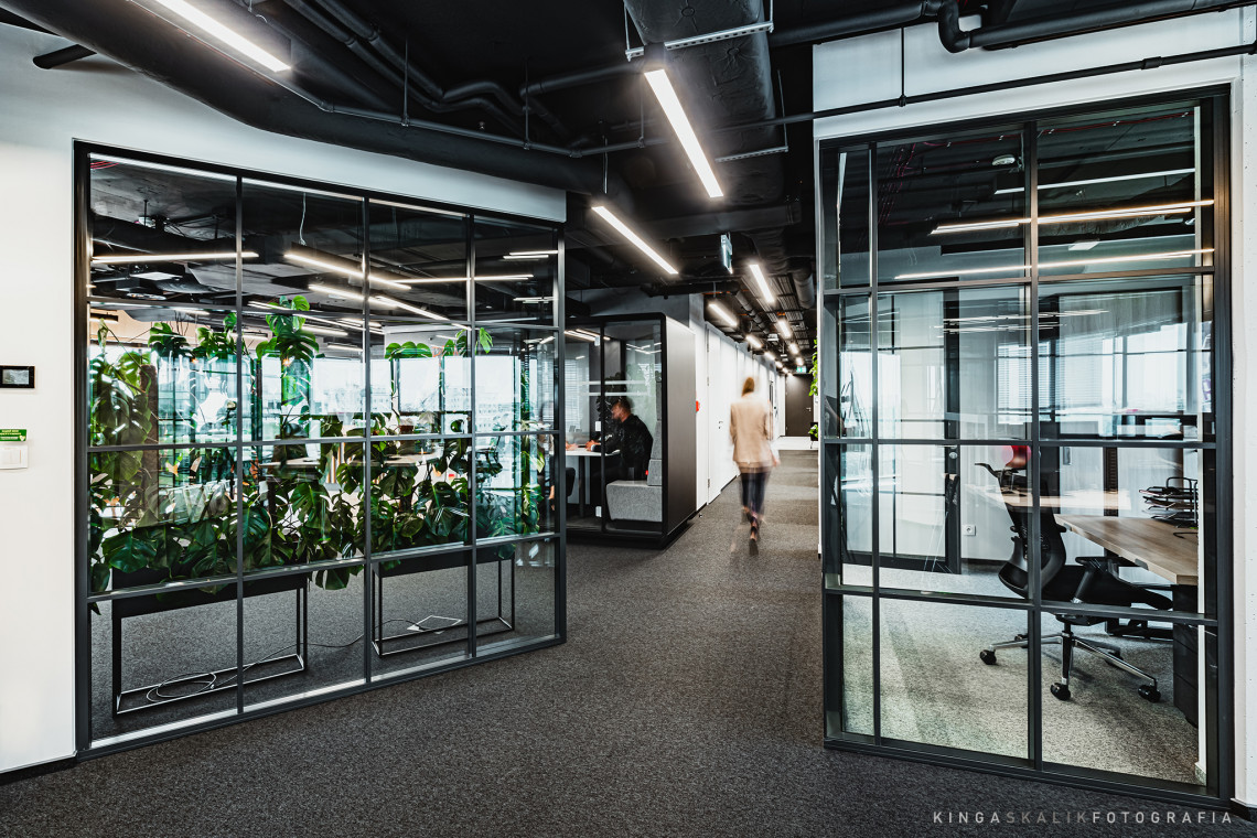 Biuro Reino Capital w budynku Polna Corner. Fot. Mat. prasowe Tétris, Kinga Skalik Fotografia Nowoczesne biuro z industrialnym szlifem. To nowa realizacja Tétris