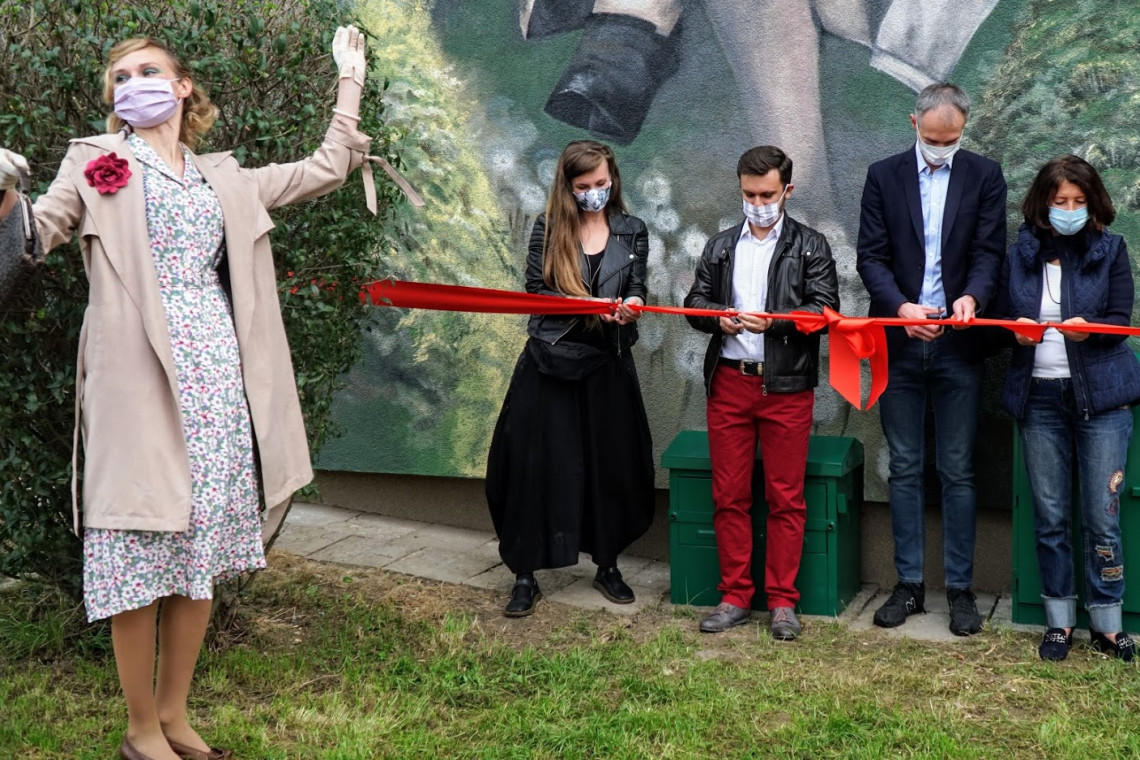 W Tychach powstał malarsko-ceramiczny mural przedstawiający Zofię Nałkowską. Ten nietypowy projekt autorstwa duetu Czary-Mury, czyli tyszanina Marka Greli i Marty Piróg zdobi jedną ze ścian budynku zlokalizowanego przy ulicy imienia pisarki, której podobizna znalazła się na artystycznym tworzonym przez ostanie tygodnie dziele, fot. UM Tychy Nietypowy mural w Tychach. Wpisuje się w szlak tyskich mozaik