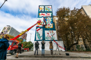 Artystyczny hołd złożony historii. Zobacz niezwykłe murale w Warszawie i Pradze