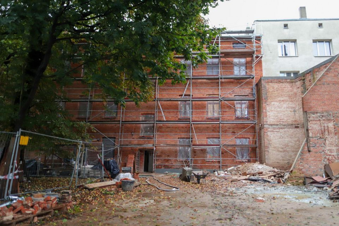 Trwa gruntowny remont kamienicy przy ul. Gdańskiej 1. Odkryto m.in. zabytkową podłogę, która trafi do Lapidarium Detalu ArchitektonicznegoFot. Konrad Ciężki / UMŁ, uml.lodz.pl Podczas remontu łódzkiej kamienicy odkrywane są zabytkowe skarby