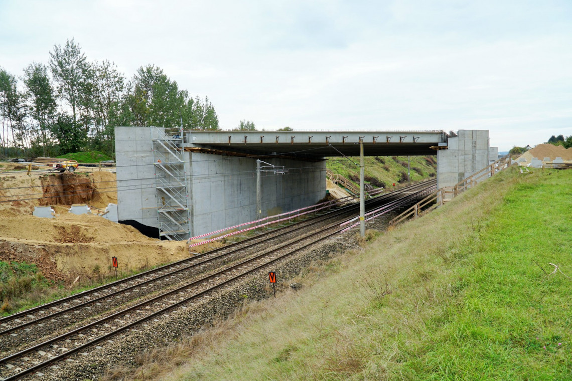 Wiadukt w Uhowie, nad torami Rail Baltica. Fot. Mat. prasowe PKP PLK, T. Łotowski Rośnie wiadukt nad torami Rail Baltica