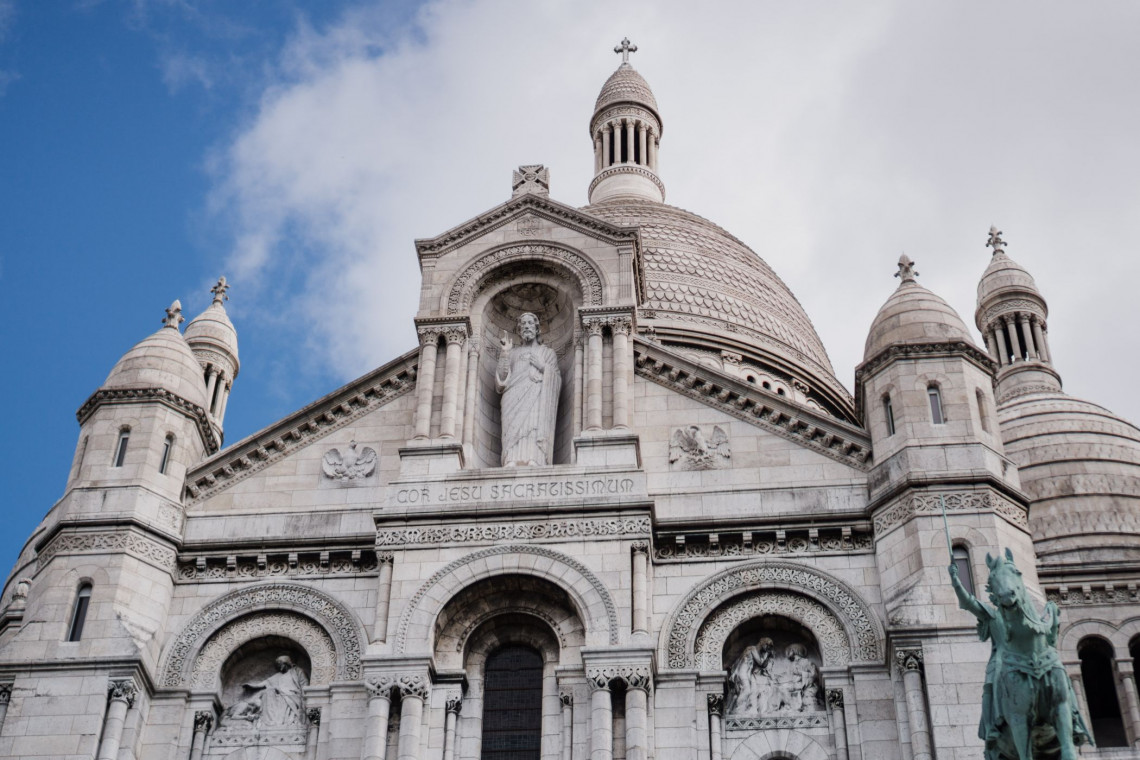 Bazylika jest drugim po katedrze Notre Dame najbardziej odwiedzanym zabytkiem Paryża. Najwięcej, bo prawie 150 mln pielgrzymów i turystów rocznie gościła przed pożarem z 15 kwietnia 2019 r. katedra Notre Dame. Do Sacre Coeur przychodzi ich co roku ponad 10 mln., fot. Leo Nordén / Unsplash Słynna bazylika dopiero teraz uznana za zabytek historyczny
