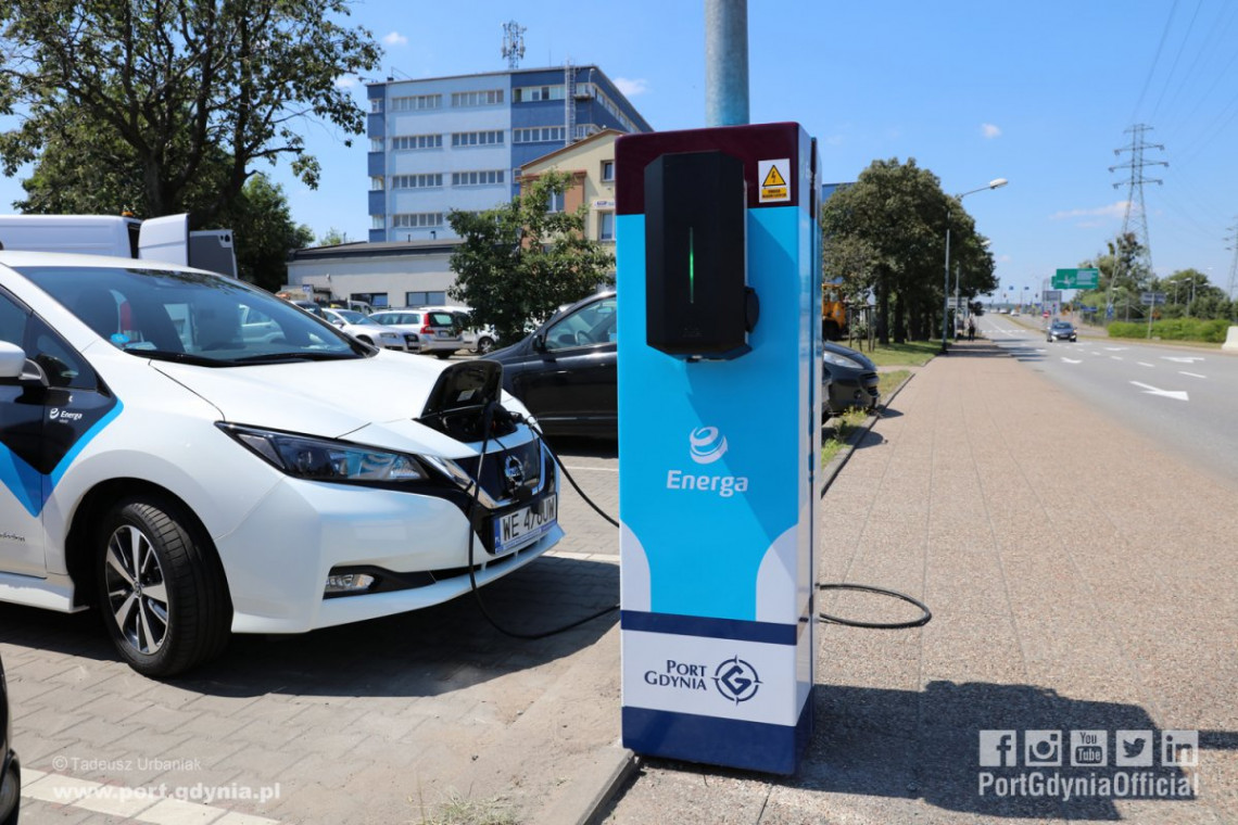 Pierwsza ładowarka zbudowana na bazie istniejącego słupa oświetleniowego powstała przy Porcie Gdynia. Fot. Tadeusz Urbaniak / www.port.gdynia.pl Mieszkańcy Gdyni naładują auto energią... z latarni