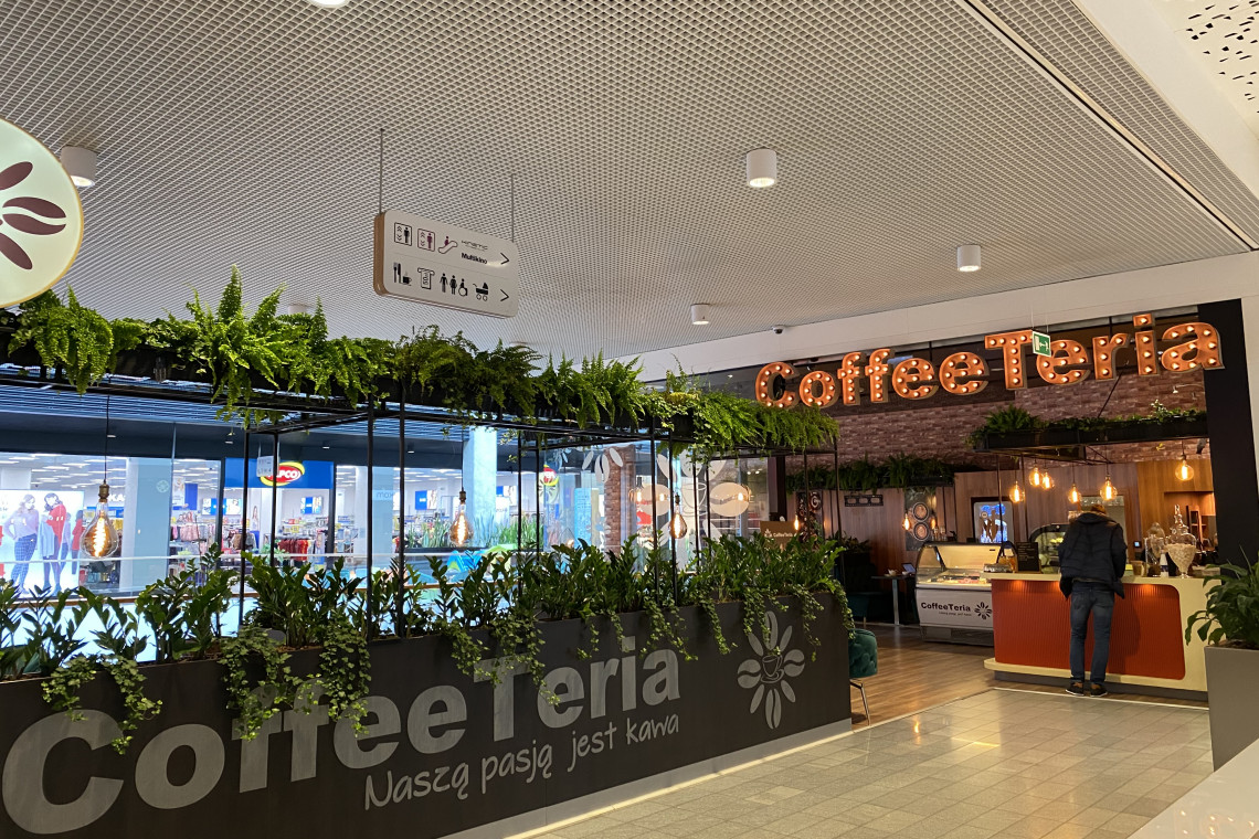 Kawiarnia CoffeeTeria w Galerii Warmińskiej. Fot. Mat. prasowe Nowy koncept kawiarni w Galerii Warmińskiej. Jest kameralnie i zielono