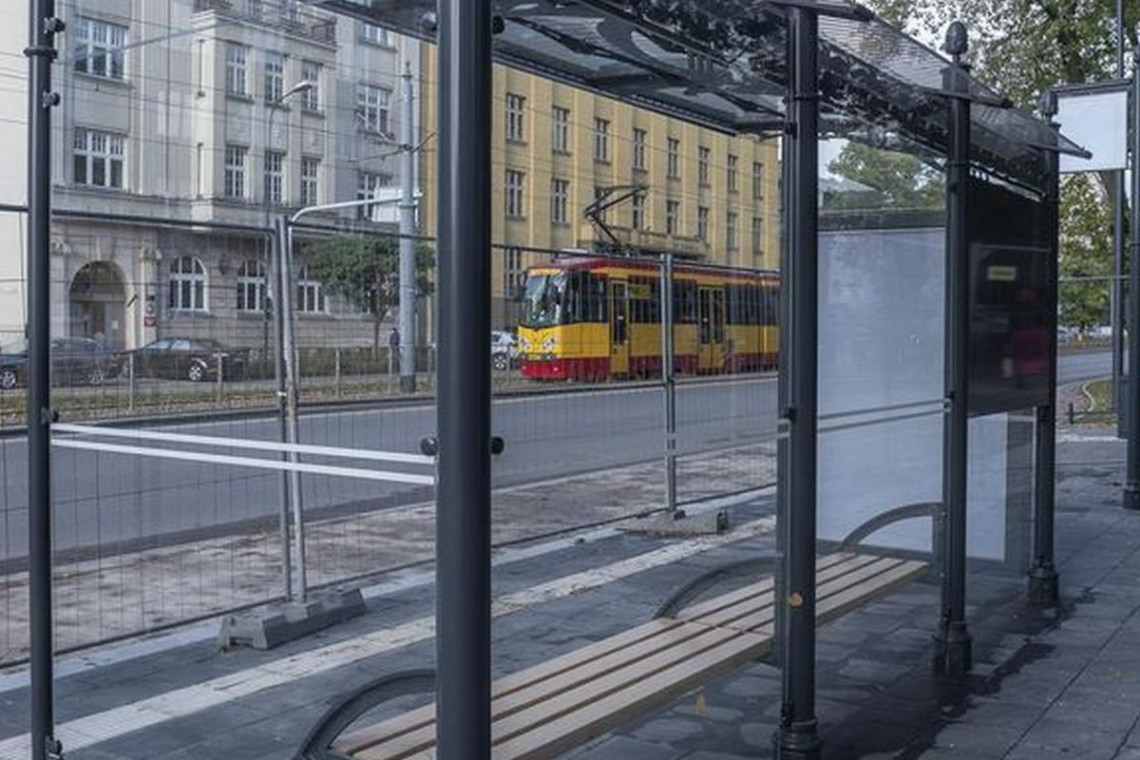 Pierwsza nowa secesyjna wiata, stanęła na al. Kościuszki przy al. Mickiewicza, fot. Sebastian Glapiński / UMŁ Secesyjne wiaty przystankowe. Łódź zaskakuje nowym projektem