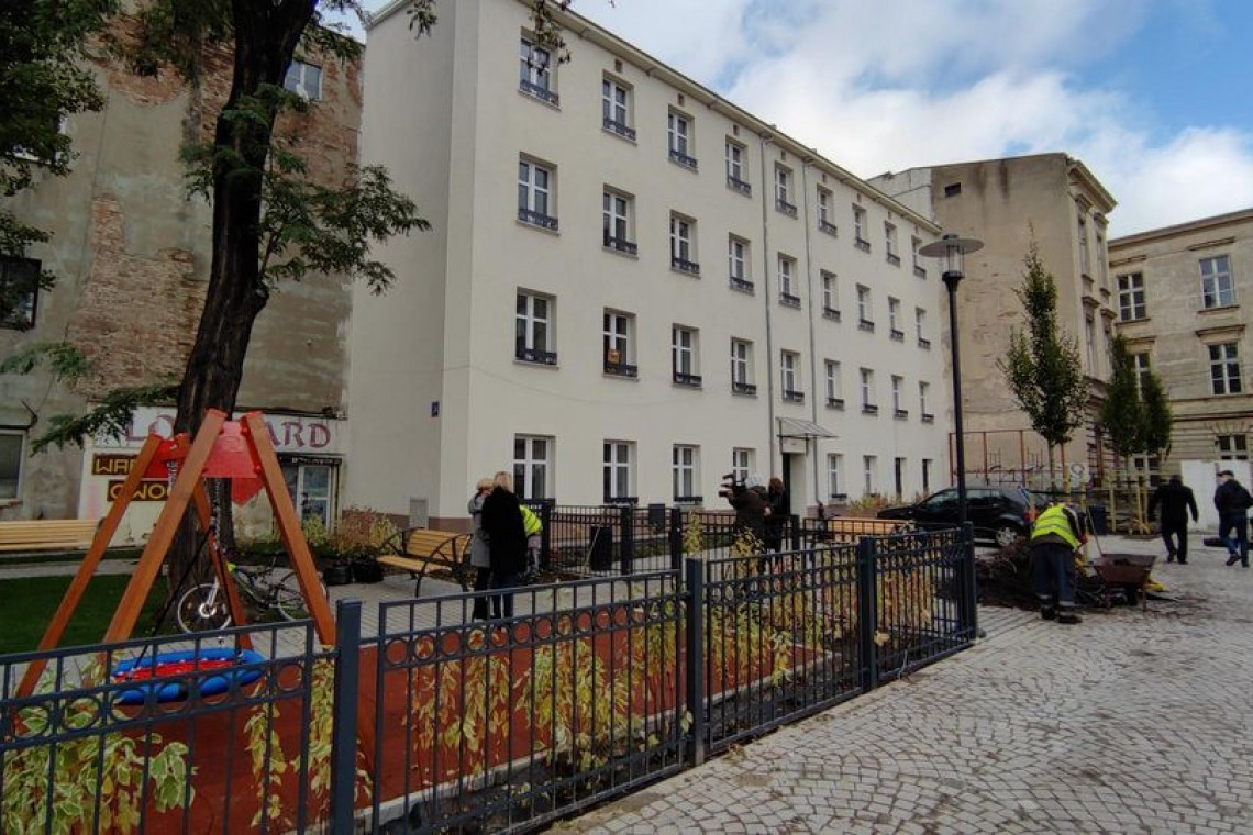 Dobiegł końca remont kamienicy przy Wschodniej 24 w Łodzi. Fot. Wojciech Markiewicz, UM Łódź, www.uml.lodz.pl Kolejna łódzka kamienica jak nowa. Obok powstał zielony skwer