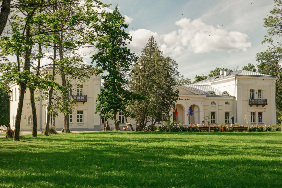Dwór w Burbiškės (lit. Burbiškio dvaras), w który tchnięto obecnie nowe życie, został odrestaurowany według projektu z 1853 roku. Fot. Mat. prasowe Zespoły dworskie przykładem zrównoważonej architektury