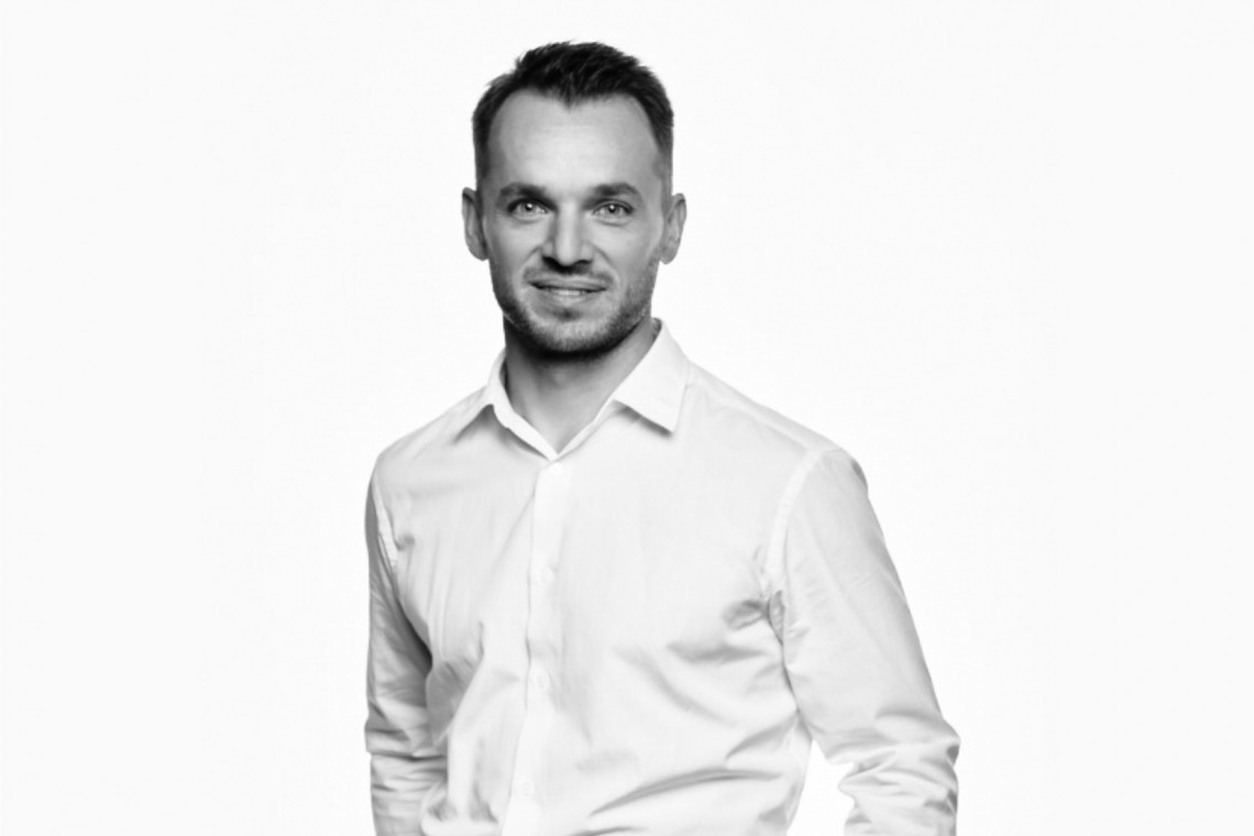 Prezes Decoroom, Adam Budzyński, fot. mat. prasowe Od swojego zespołu nie tylko oczekuje doświadczenia i wiedzy, ale też lekkiej dozy szaleństwa