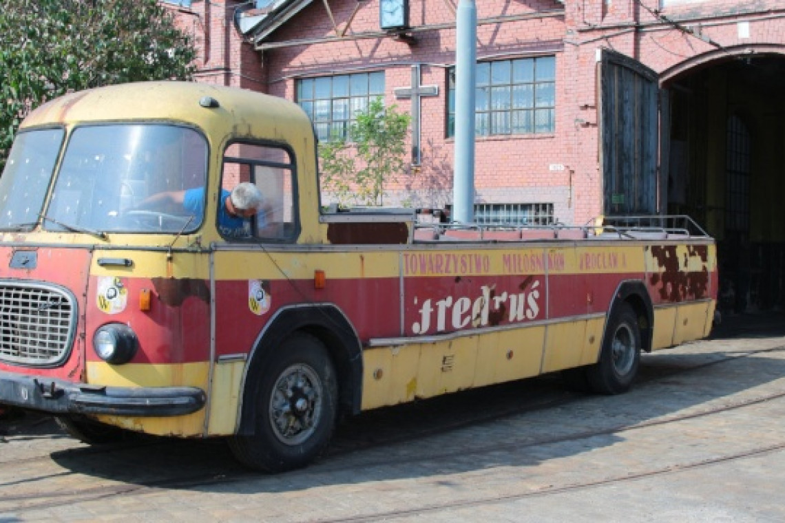 Tak wyglądał Fredruś przed remontem. Fot. Andrzej Skobejko, UM Wrocław, www.wroclaw.pl Kolejny etap renowacji Fredrusia. Kultowy autobus-kabriolet w przyszłości wróci na ulice Wrocławia