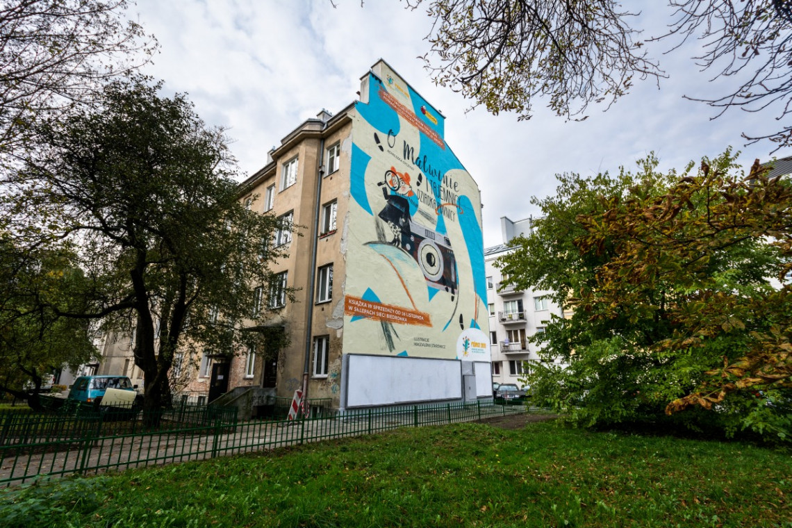 Antysmogowy mural na warszawskim Powiślu przedstawia okładkę ksiażki, który zwyciężyła w tegorocznej edycji konkursu Piórko organizowanego przez sieć sklepów Biedronka. Fot. Michał Dziurkowski Na warszawskim Powiślu odsłonięto antysmogowy mural