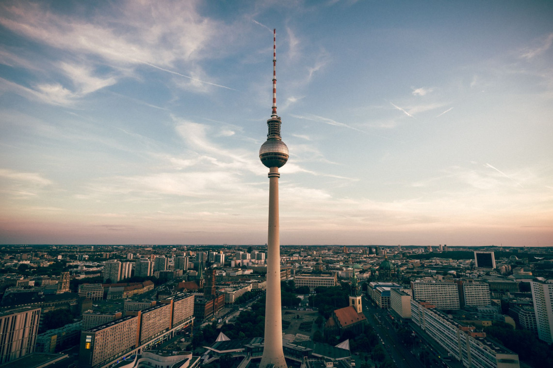 fot. Claudio Schwarz | @purzlbaum / Unsplash Polski pomnik stanie w Berlinie