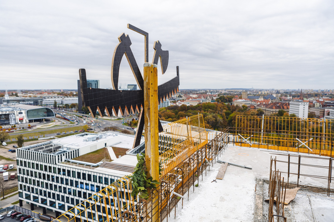 Budynek D poznańskiego kompleksu biurowego Nowy Rynek z symboliczną wiechą. Fot. Mat. prasowe Kompleks Nowy Rynek z symboliczną wiechą