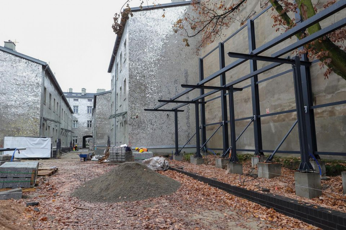 W pasażu Róży trwa układanie granitowej nawierzchni i zagospodarowanie terenu, fot. Konrad Ciężki / www.uml.lodz.pl Atrakcja turystyczna Łodzi przechodzi remont