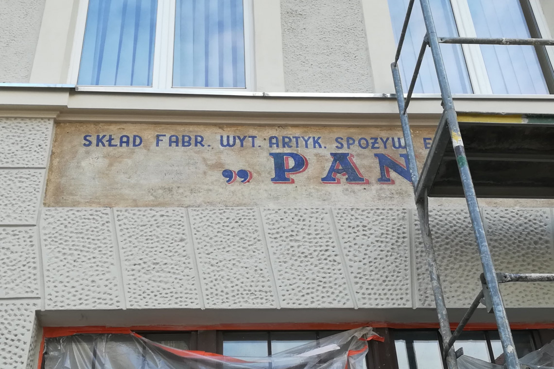 Fot. Biuro Prasowe Urzędu Miejskiego Wrocławia, @biuroprasoweumw na Facebooku Remont kamienicy we Wrocławiu odsłonił powojenne szyldy
