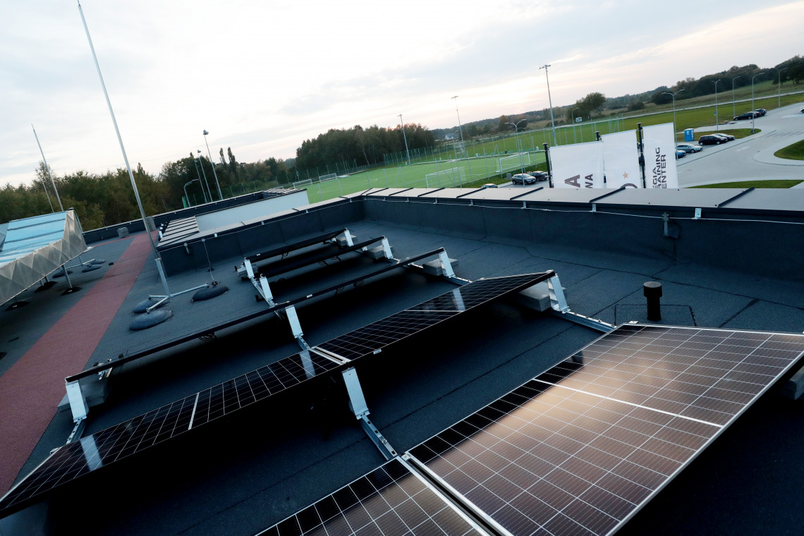 Instalacja fotowoltaiczna na dachu Legia Training Center. fot. Janusz Partyka, Legiacom Legia Training Center z własną elektrownią słoneczną