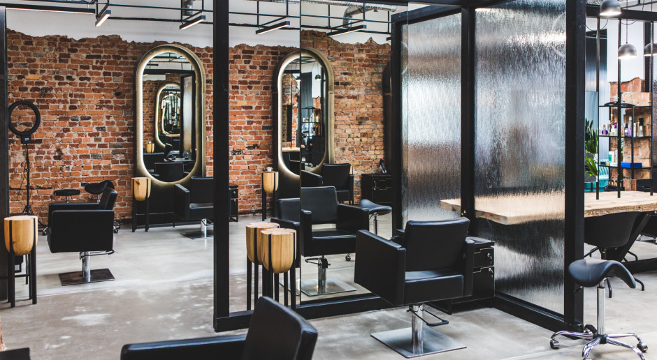 Salon fryzjerski z kawiarnią w starym warsztacie samochodowym. Intrygujący projekt z Poznania