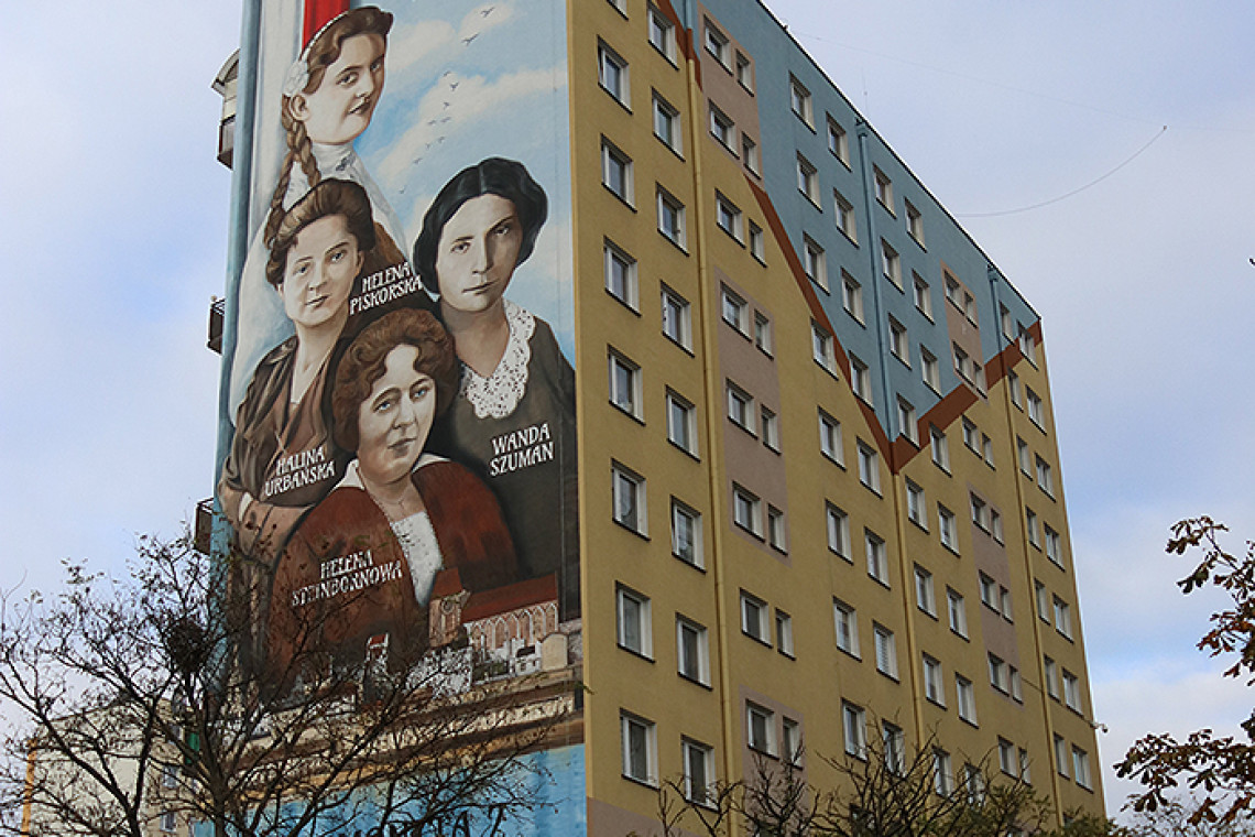 Mural Kobiety dla Niepodległej zdobi elewację wieżowca przy ul. Jamontta 2 w Toruniu. Proj. Dawid Celek, wykonanie Bit-o-Magic s.c., fot. UM Toruń, www.torun.pl Mural upamiętniający kobiety toruńskiej niepodległości