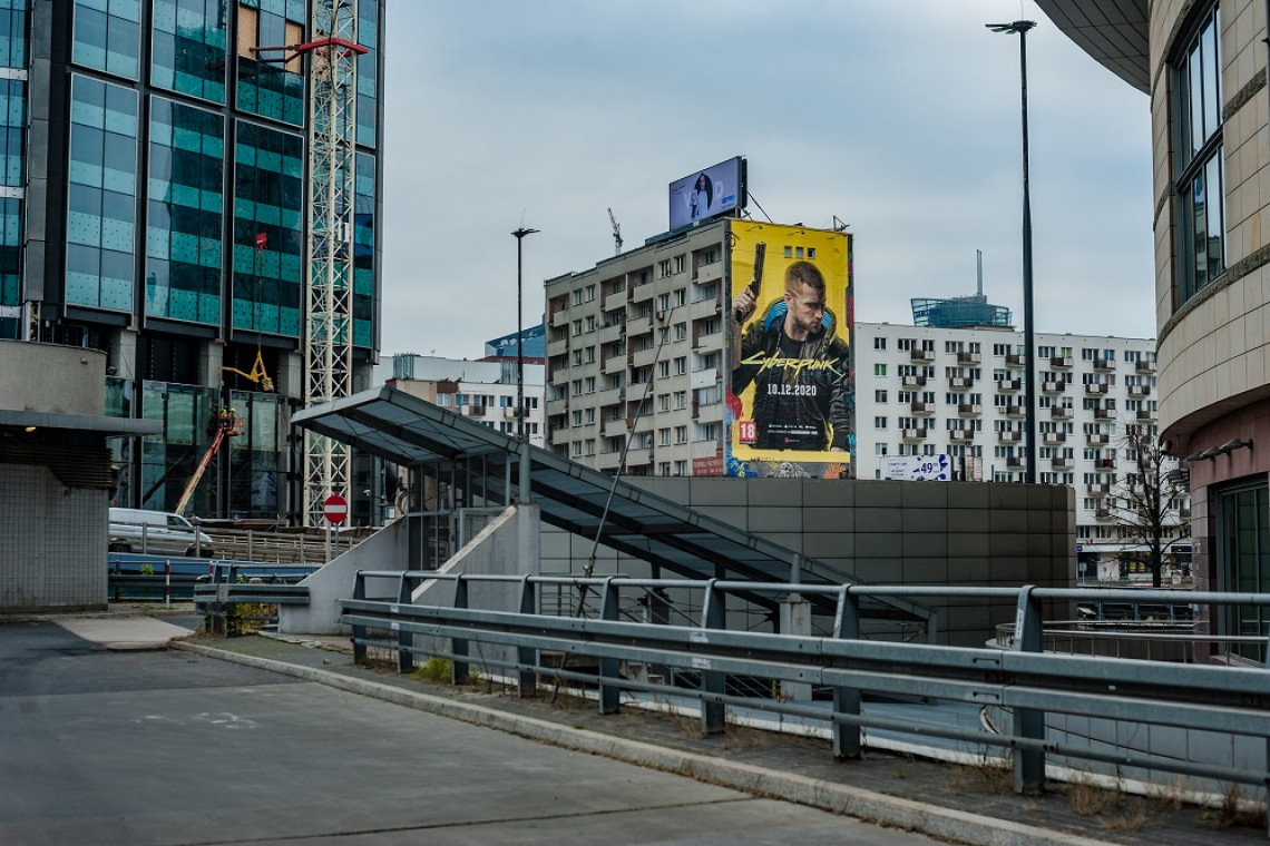 Zdjęcia pierwszego wykonanego w Warszawie muralu powstałego w ramach kampanii promującej grę Cyberpunk 2077. fot. mat, własne Good Looking Studio Świat Cyberpunka wkracza na warszawskie ulice
