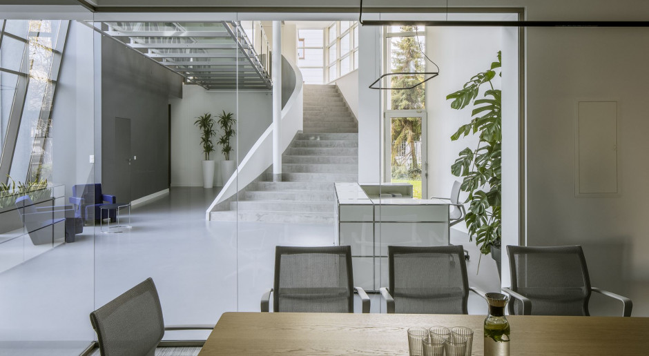 Architekt tchnęła świeżość w aranżację biura z lat 90.