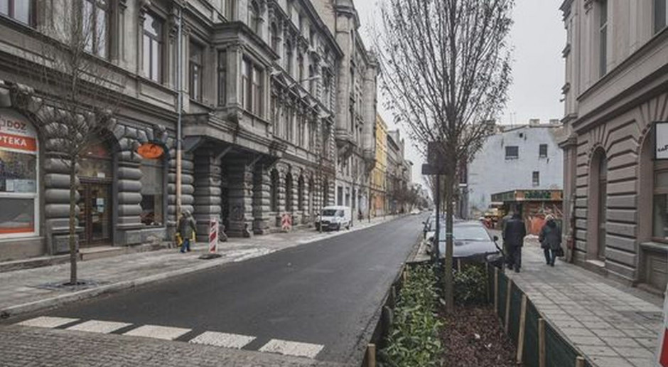 Trwają prace rewitalizacyjne w Łodzi. Kolejne ulice z zielenią