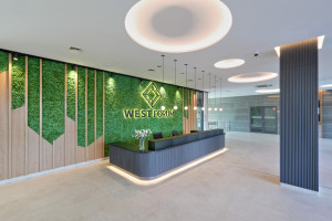 Zieleń i drewno zdominowały odświeżone lobby wrocławskiego biurowca
