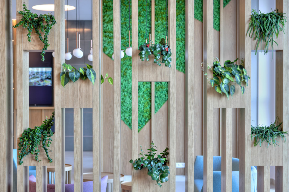 Zieleń i drewno zdominowały odświeżone lobby wrocławskiego biurowca