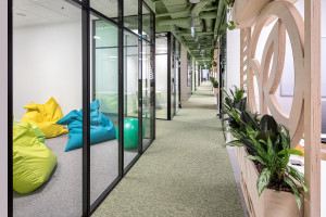 Motywująca przestrzeń w duchu eko: nowe biuro Yves Rocher w Warszawie