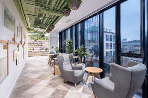 Motywująca przestrzeń w duchu eko: nowe biuro Yves Rocher w Warszawie