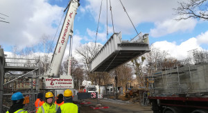 Kolejowy "recykling": na wiadukcie w Wojkowicach zainstalowano przęsło z dawnego mostu w Krakowie