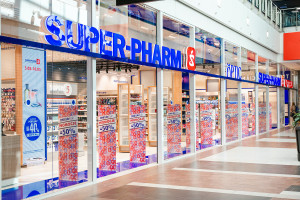 Super-Pharm ponownie otwiera swoją flagową drogerię. Za projektem stoi biuro Schwitzke Górski