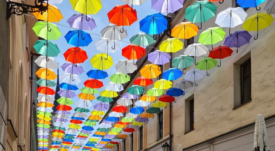 Kolorowe parasolki zawisły nad ulicą w centrum Pszczyny