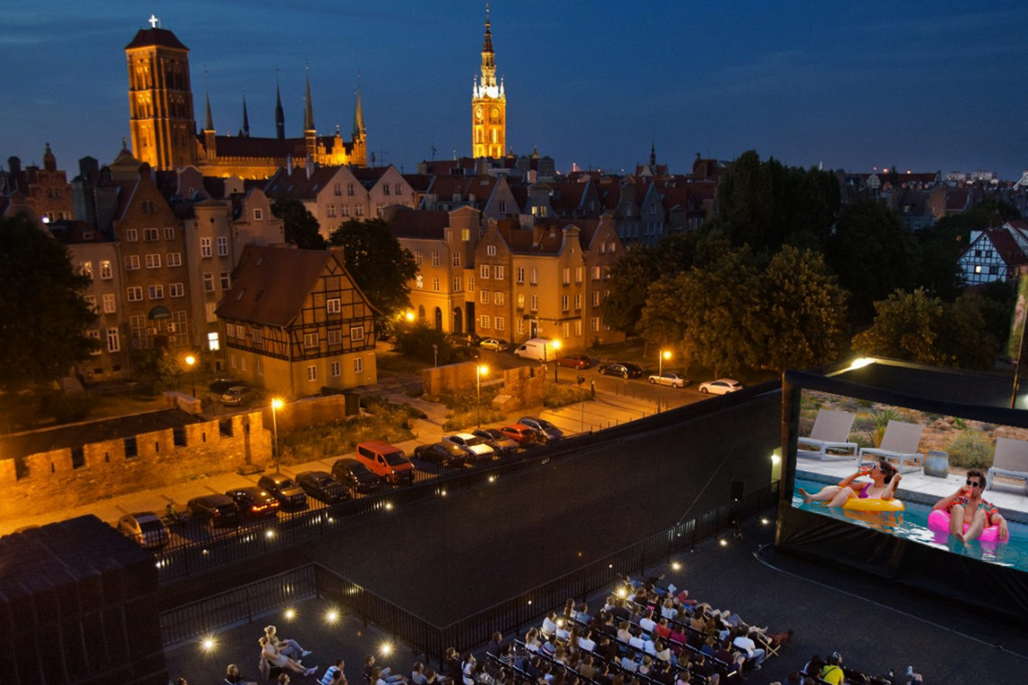 Ruszyło kino plenerowe z widokiem na dachy gdańskich kamienic