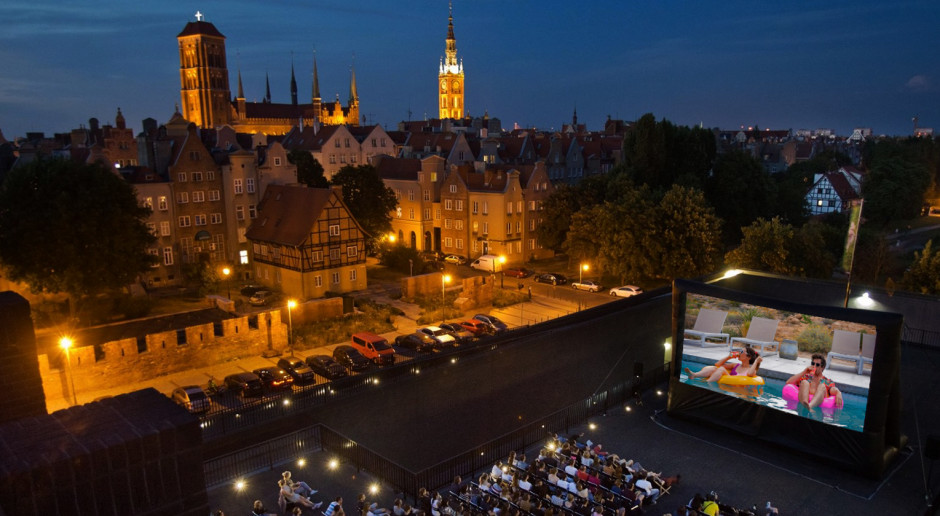 Ruszyło kino plenerowe z widokiem na dachy gdańskich kamienic