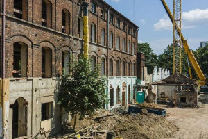 Zabytkowa fabryka w Łodzi odzyska dawny blask. Rozpoczęły się prace budowlane