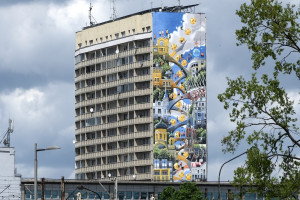 Tytus Brzozowski z najnowszym muralem na warszawskiej Pradze. Motywem przewodnim... Totalizator Sportowy