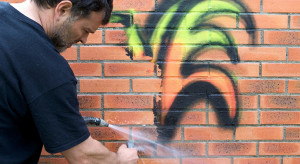Jak uporać sobie z nieestetycznym graffitti?