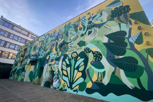 Niezwykły mural, który jest także... hotelem dla pszczół