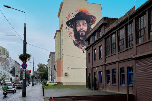 Portret Czesława Niemena zdobi budynek na warszawskiej Woli
