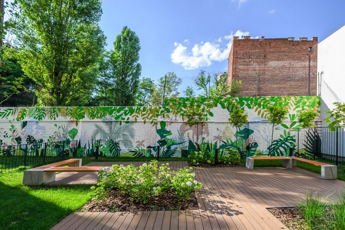 Zielono na warszawskiej Pradze. Inspirowany naturą mural zwieńczył nowoczesną kamienicę