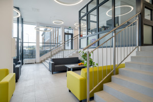 Na trudnym architektonicznie terenie powstała nowoczesna szkoła