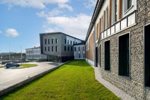 Na trudnym architektonicznie terenie powstała nowoczesna szkoła
