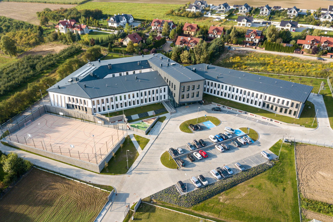 Na trudnym architektonicznie terenie powstała nowoczesna szkoła