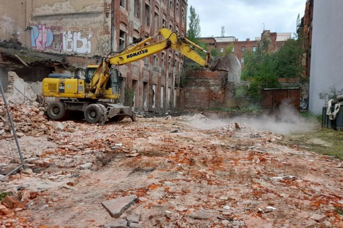Trwa wyburzanie budynków na rzecz nowego pasażu w Łodzi