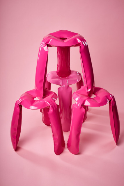 Różowa odsłona kultowego stołka Oskara Zięty