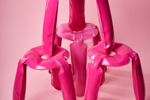 Różowa odsłona kultowego stołka Oskara Zięty