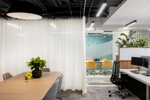 Biuro to nie tylko open space! Sale spotkań, pokoje do pracy w skupieniu – tak się je urządza